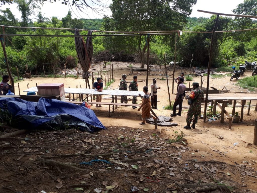 POLRI dan PDRM Malaysia Bongkar Arena Judi Sabung Ayam di