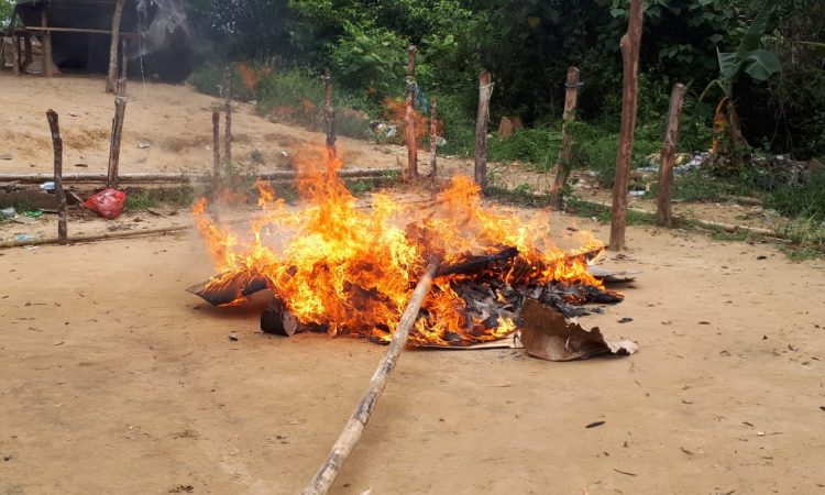 POLRI dan PDRM Malaysia Bongkar Arena Judi Sabung Ayam di