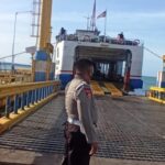 Hanya Satu kapal Ferry Ro Ro yang operasi Pelabuhan Bajoe tampak sepi dihari kedua Idhul Fitri, dampak Larangan mudik cegah mutasi Covid-19