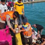 Respon Cepat SAR Brimob Bone dan elemen Rescue  Bantu Evakuasi Kapal Yang Terbakar di Pelabuhan Bajoe