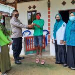 Didampingi Bhabinkamtibmas Polsek Ajangale Petugas Posko PPKM Desa Labissa Edukasi Prokes dan Bagi Hand Sanitizer ke warga