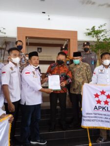 Ketua Asosiasi Pedagang Kaki Lima Indonesia (APKLI) Mangimpal Lumbantoruan akrab disapa Impal Medan menyerahkan Surat Pernyataan Sikap (SP