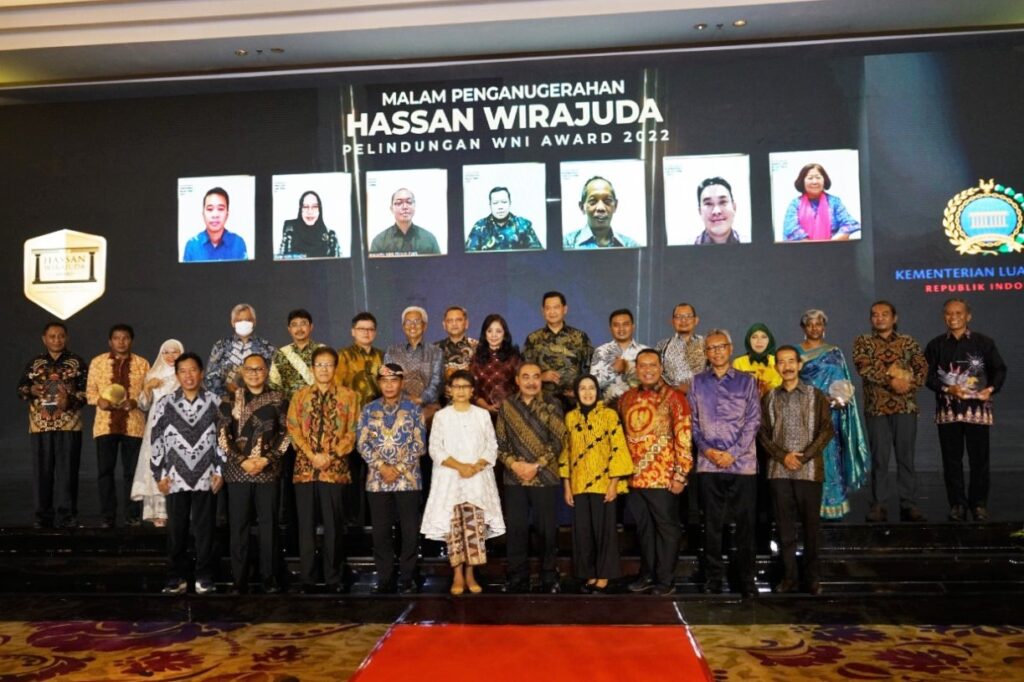 BP2MI_Terima_Penghargaan_Hassan_Wirajuda_Pelindungan_WNI_2022_WhatsApp_Image_2023-01-10_at_10.15.49 (1)