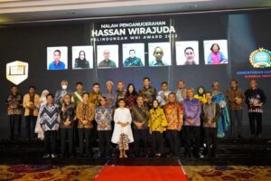 BP2MI_Terima_Penghargaan_Hassan_Wirajuda_Pelindungan_WNI_2022_WhatsApp_Image_2023-01-10_at_10.15.49 (1)