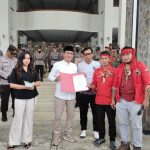 Masyarakat Serahkan Dokumen Dan Simbol Adat ke DPRD, Desak Penyelesaian Masalah PT NBS