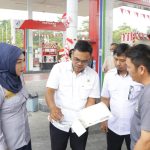 Urai Kemacetan, Dishub Tertibkan Antrean Kendaraan di SPBU Jalan Sengkawit