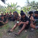 Segelas Pelepas Penat, Pak Mardi Berbagi Kisah Kehidupan Bersama Satgas TMMD Ke-129