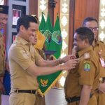 Bupati Nunukan Menyerahkan Secara Simbolis Satyalancana Karya Satya kepada 238 ASN atas Pengabdian 10, 20, hingga 30 Tahun